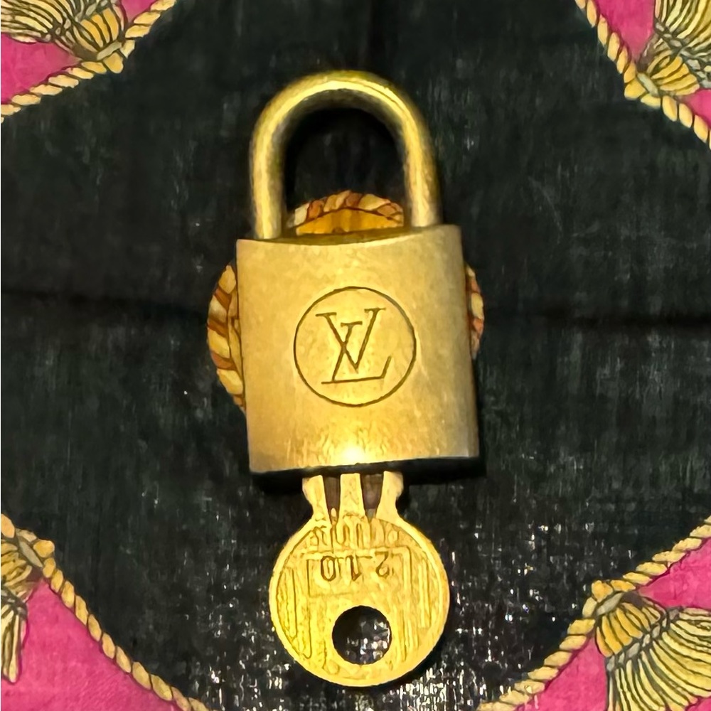 Louis Vuitton 200 Series Lock and Key #210 - Brass - Picture 3 of 5